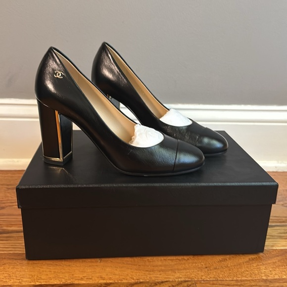 Chanel Elegant Black Leather Women's Shoes - Picture 1 of 4